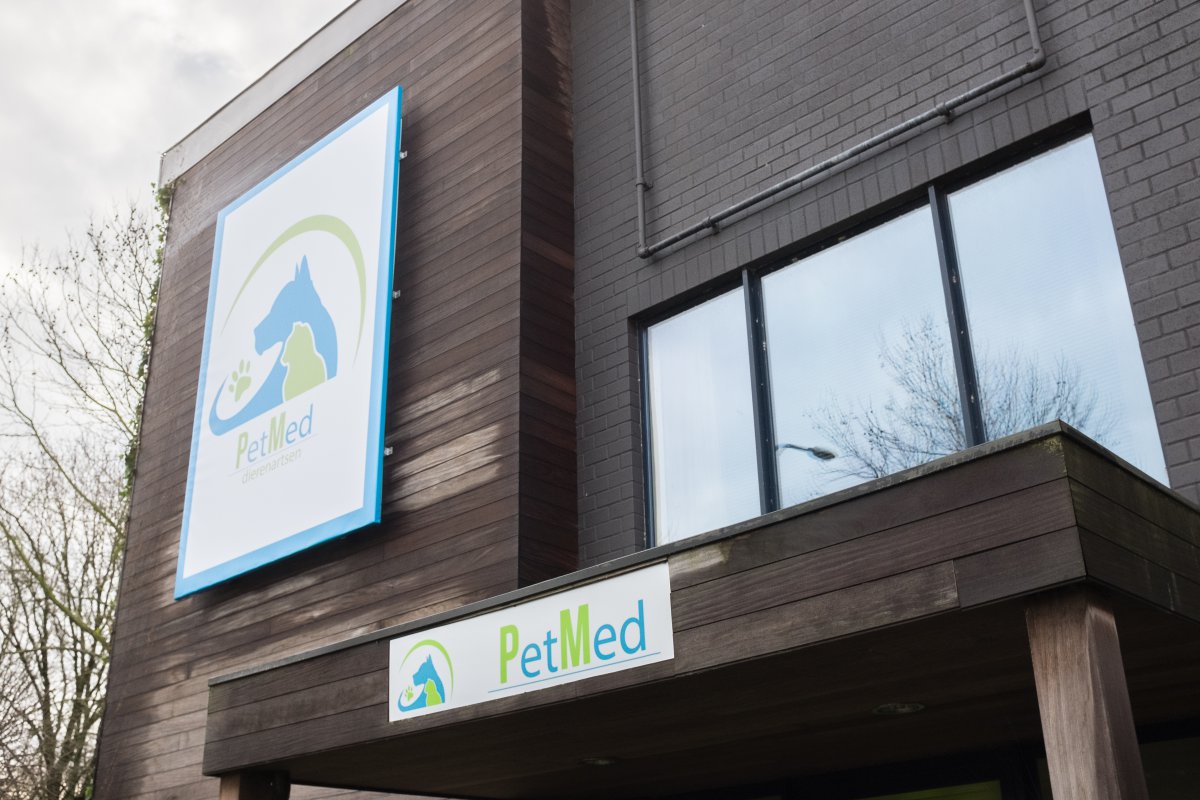 De gevel van PetMed dierenartspraktijk in Deurne